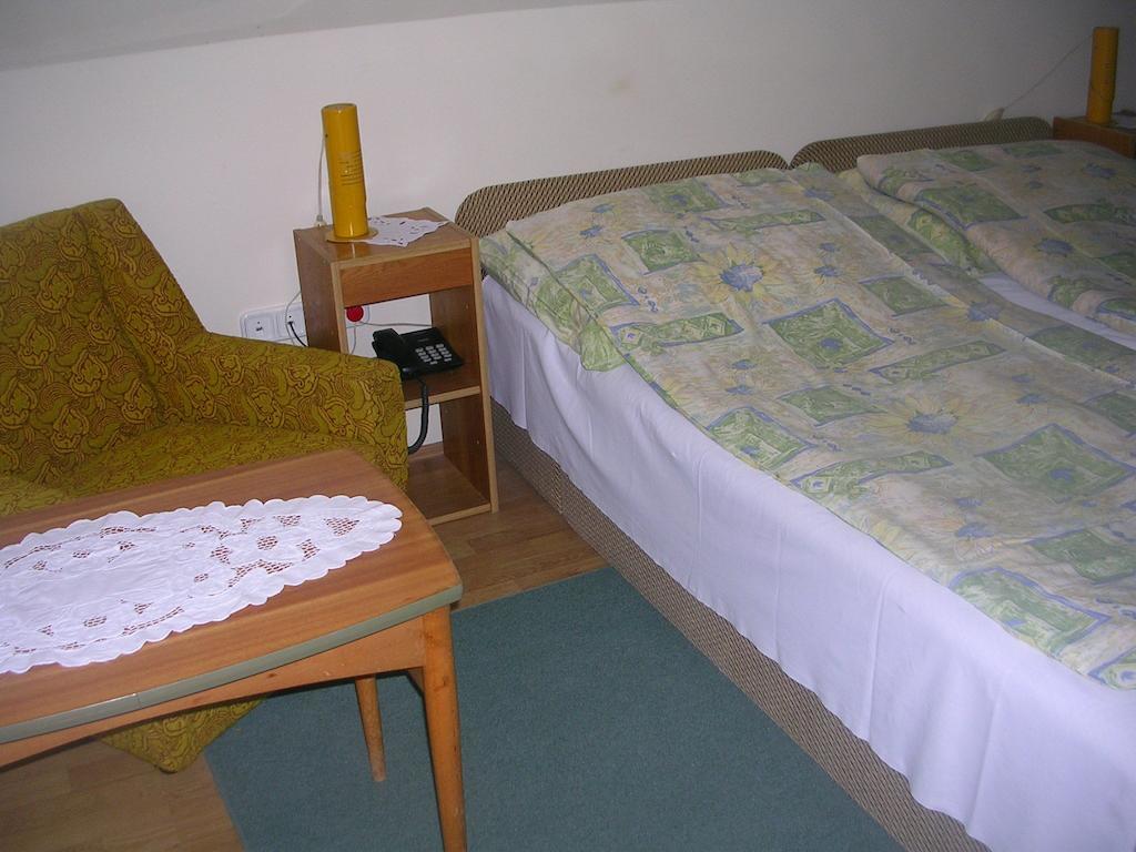 Hegyesi Vendeghaz Bed & Breakfast Godollo Room photo